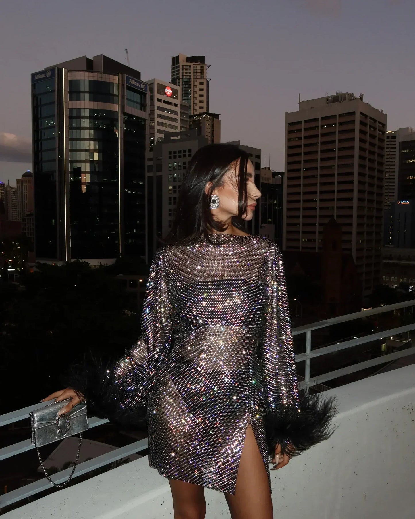 LIVIA – Vestido mini de lentejuelas con puños de plumas para noches especiales