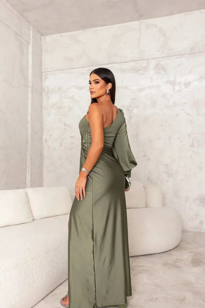 LUCINDA – Vestido maxi satinado de un hombro con drapeado elegante
