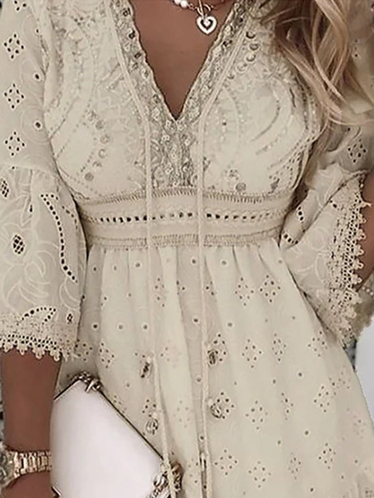 ELENA – Vestido mini bohemio con escote en V, mangas acampanadas y detalles de encaje