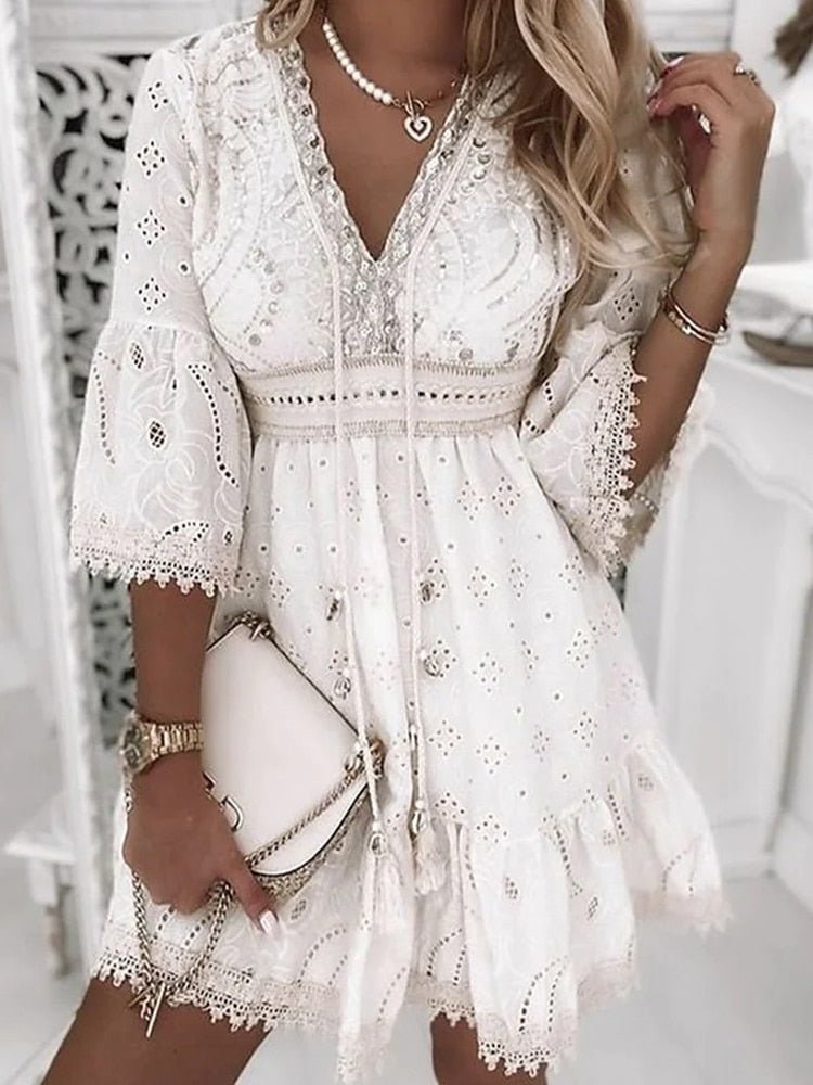 ELENA – Vestido mini bohemio con escote en V, mangas acampanadas y detalles de encaje