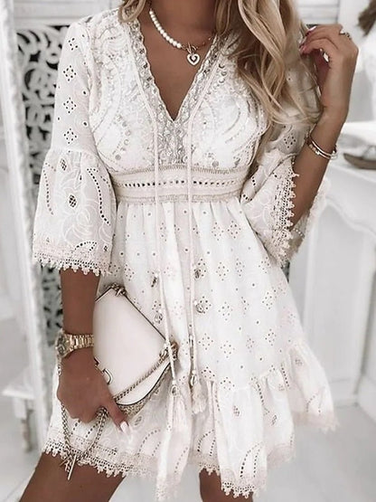 ELENA – Vestido mini bohemio con escote en V, mangas acampanadas y detalles de encaje