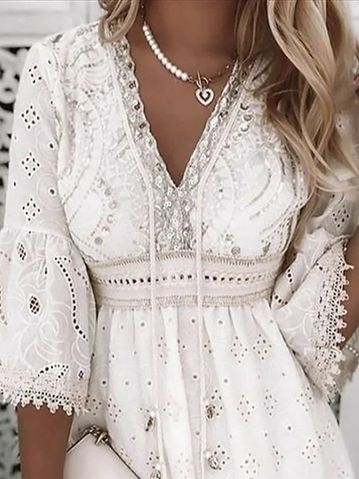 ELENA – Vestido mini bohemio con escote en V, mangas acampanadas y detalles de encaje