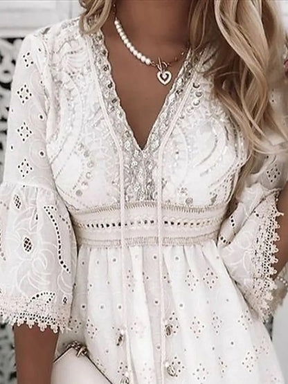 ELENA – Vestido mini bohemio con escote en V, mangas acampanadas y detalles de encaje